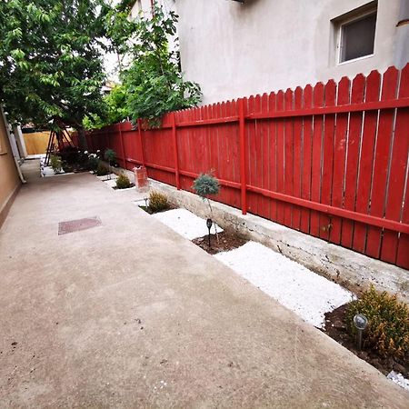 מלון קוסטינסטי Zapp House מראה חיצוני תמונה
